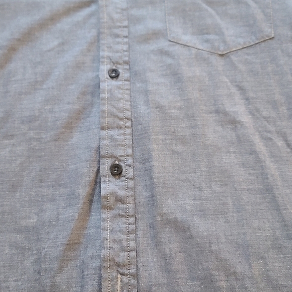 Patagonia Men's Casual Navy Button-Down Shirt. In very good condition. Like New - Picture 4 of 5